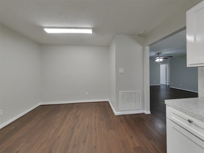 Photo - 28707 Binefield St