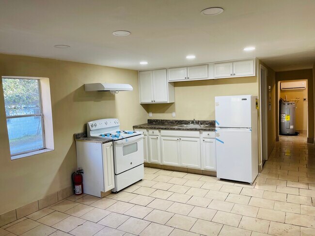 Photo - 404 E 47th St