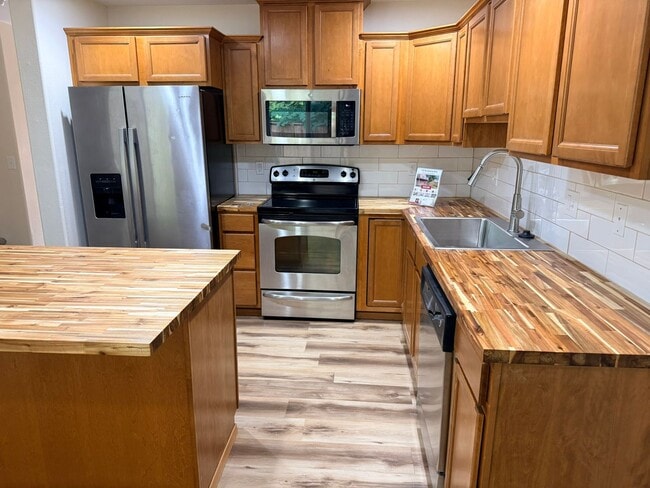 Building Photo - 3 bedroom 2.5 bath