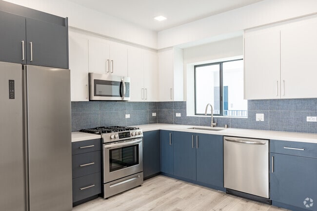 Cocina - 1111 N Kenmore Ave