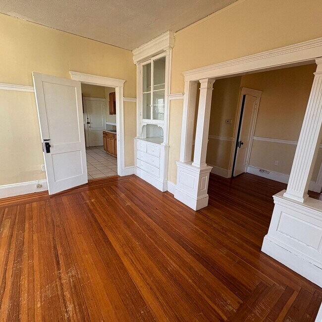 Building Photo - 46 Armandine St Unit 3