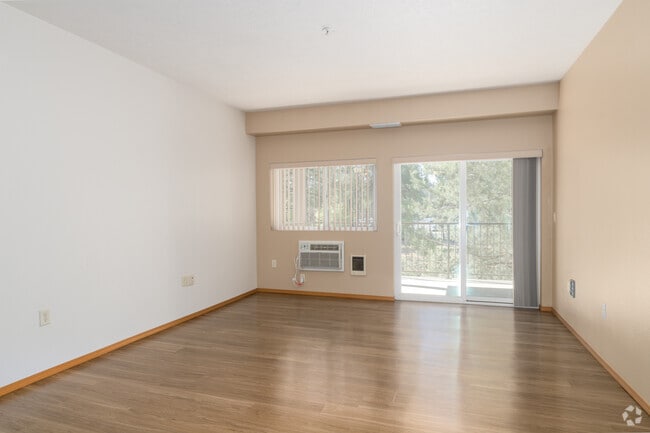 2BR, 2BA - 1,007SF - Living Room