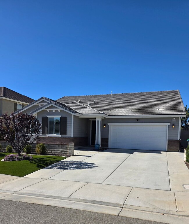 Building Photo - Gorgeous Single Level, 4 Bedroom Pool Home with Solar!