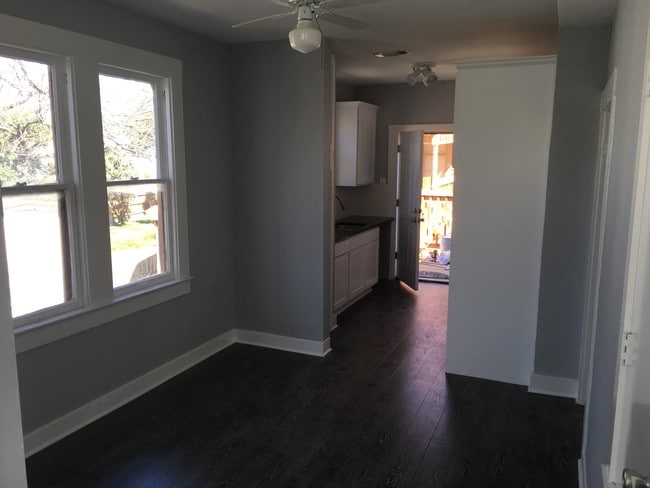 Photo - 506 E Guenther St Unidad 2nd Fl.