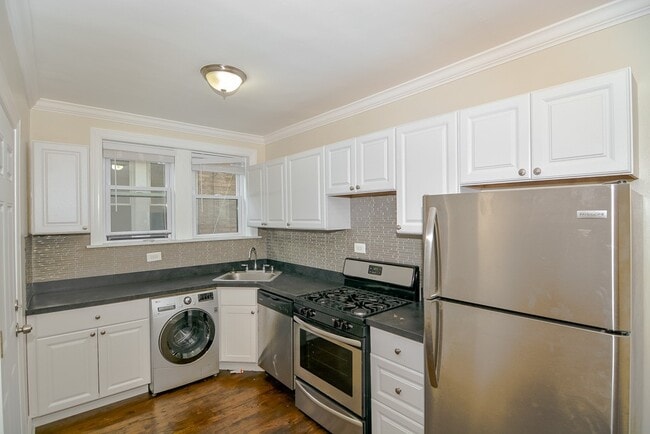 Photo - 3819.5 N Greenview Ave Unit E2