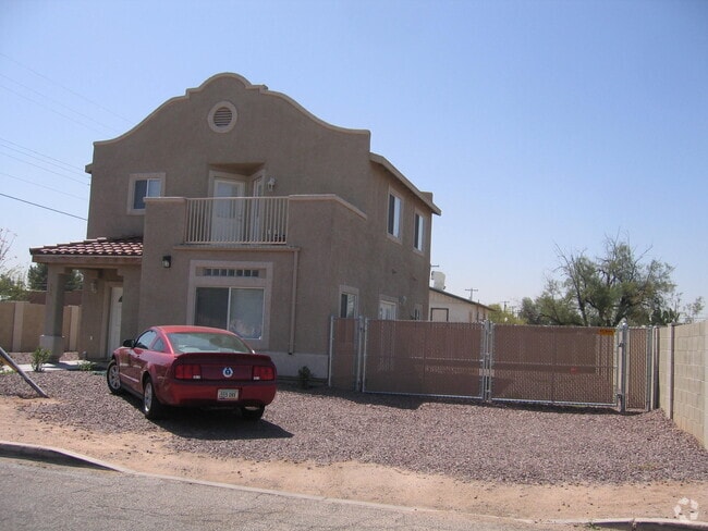 Building Photo - 914 E Hedrick Dr Rental