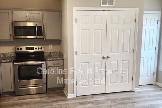 Photo - 337 S Pointe Dr