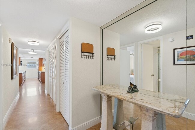 Photo - 1160 Hillsboro Mile Unidad 901