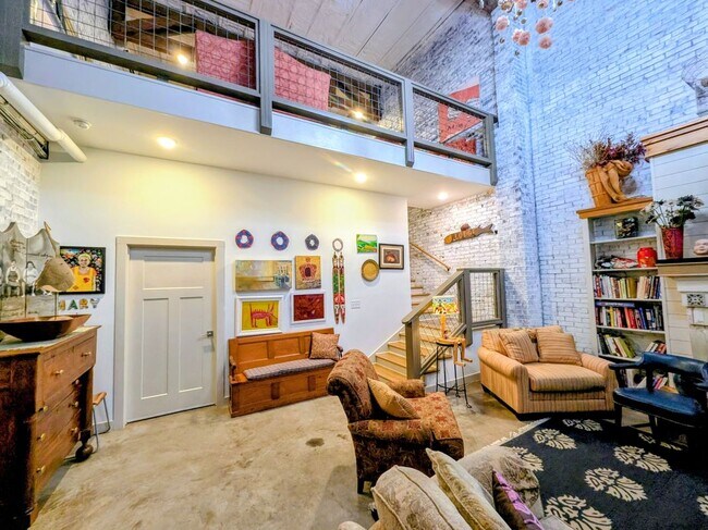 Photo - 536 N Main St