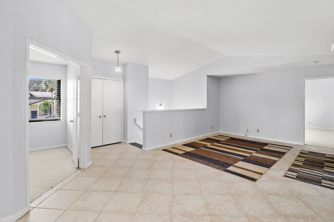 Photo - 3961 SW Greenwood Way Unidad E