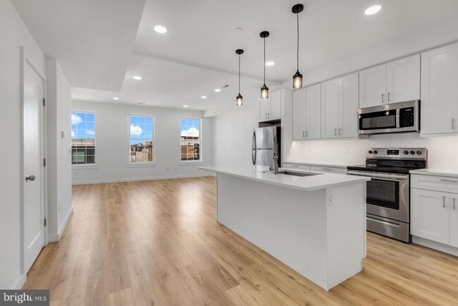 Building Photo - 2045 Trenton Ave Unit 401