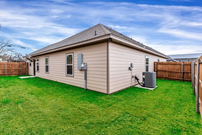 Photo - 404 Lake View St