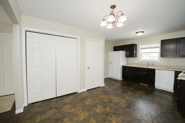 Photo - 693 Dearborn Rd Unidad F