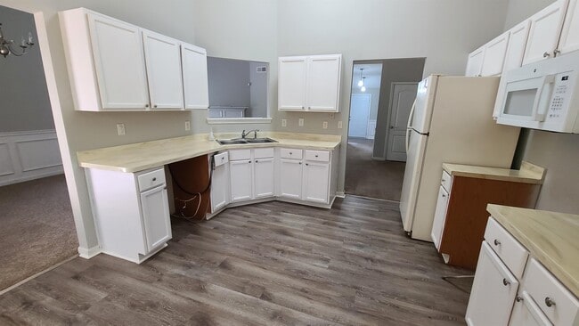 Photo - 1593 Queen Elizabeth Dr