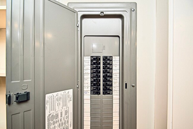 Photo - 171 1/2 Lincoln Way E