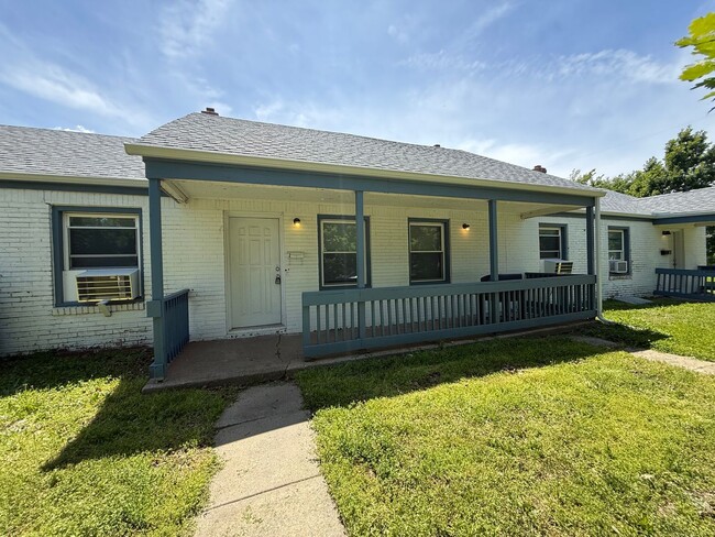Building Photo - $775 - 2 bed 2 bath - Duplex Unit 857 N Glendale Ave Apt 2