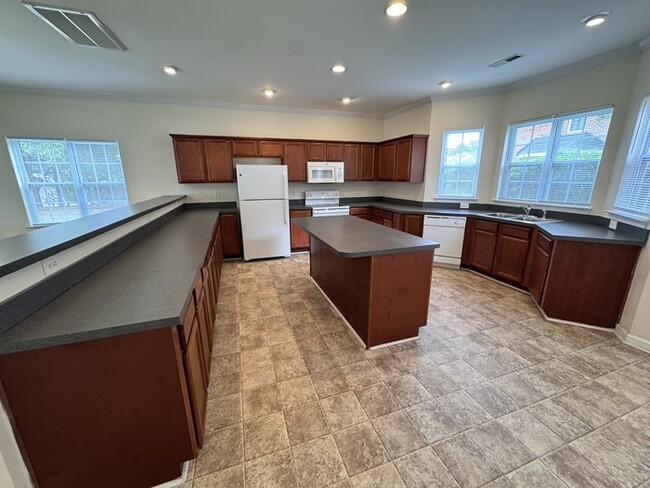 Photo - 3 Bed End Unit Town Home- AVAILABLE FOR FA...