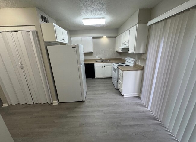 Photo - 802 British Wood Dr SW