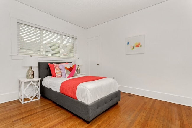 Photo - 2610 Glenwilde Pl E