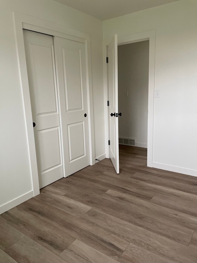 Photo - 345 Center St W