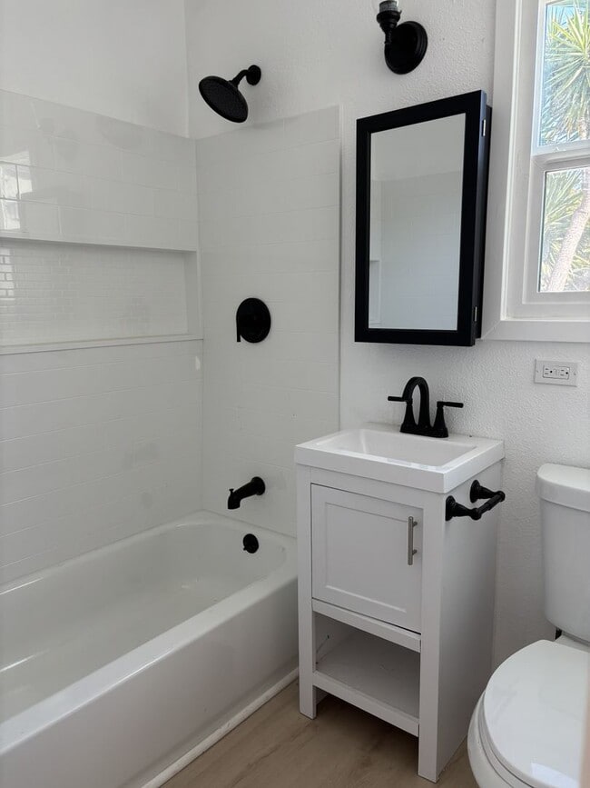 Photo - 218 Oak St