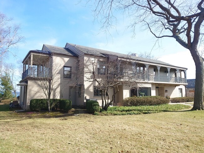 Building Photo - 3222 E Hampshire St