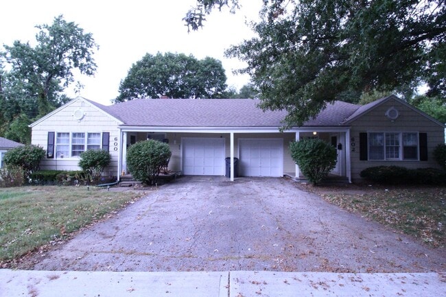 Building Photo - October FREE On This 1 Bedroom 1 Bath Dupl...