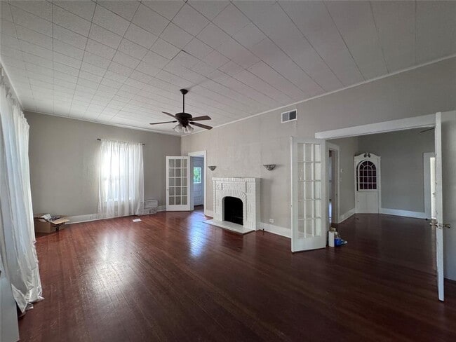 Photo - 410 Burleson St