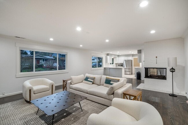 Building Photo - 450 SW Frenwood Way Rental