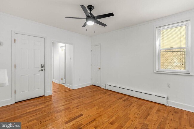 Photo - 2440 Carpenter St