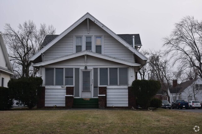 Building Photo - Four bedroom house directly across from BGSU