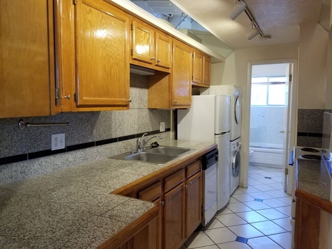 Photo - REDUCED! TOP FLOOR 2 BD/1 BA w/ washer/dry... Unidad 680-317