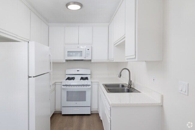 1BR, 1BA - 790SF - Kitchen