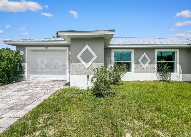 Photo - 745 Harry Ave S