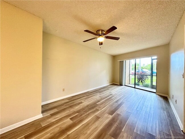 Photo - 2041 NE Collins Cir Unit 5-1