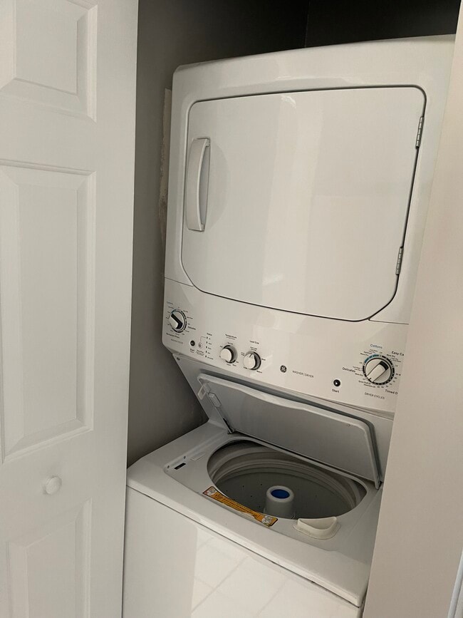 Washer/dryer - 674 Riverwalk Dr Unit 203