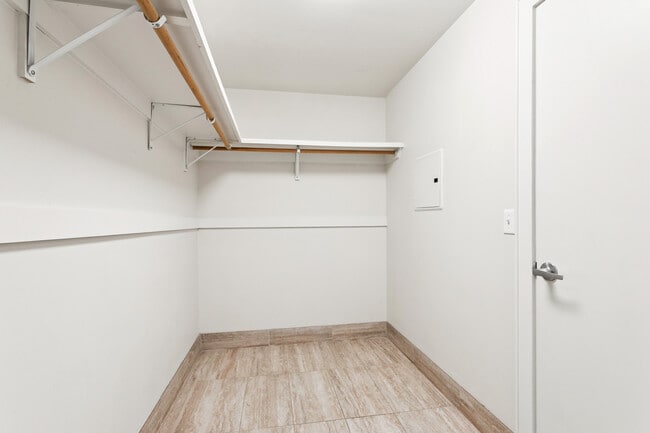 1BR, 1BA 790SF - Closet - 925 Common
