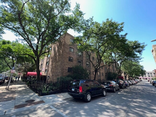 Building Photo - 3620 N Pine Grove Ave Unit 204