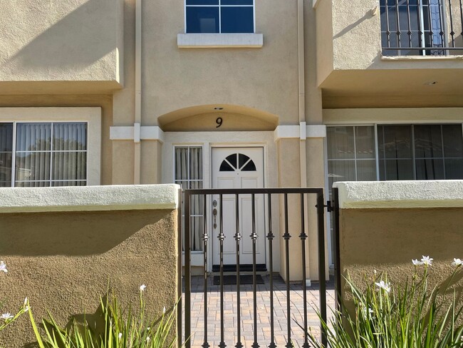 Building Photo - $500 OFF 1ST MONTHS RENT!! Spacious 3 Bedroom 2.5 Bathroom in Aliso Viejo