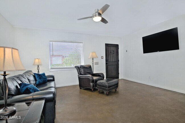 Photo - 1919 W Earll Dr