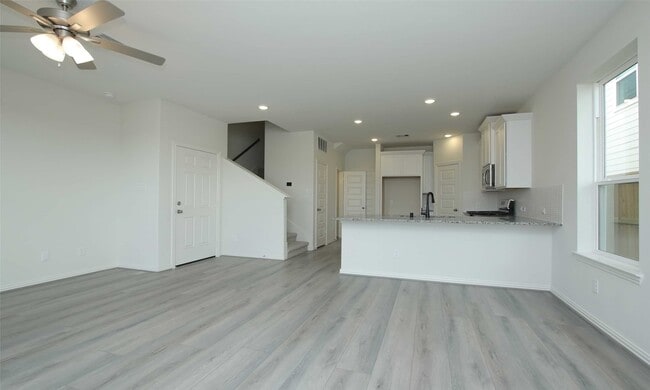 Photo - 1530 Revolution Way