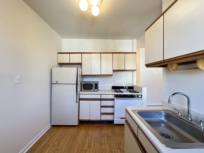 Photo - 700 W Cornelia Ave Unit J06W