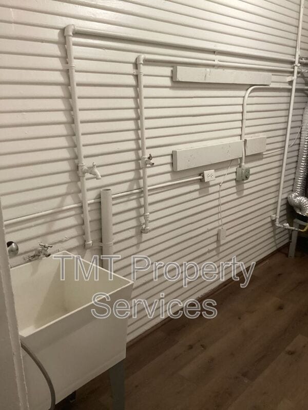 Photo - 202 W Oak St