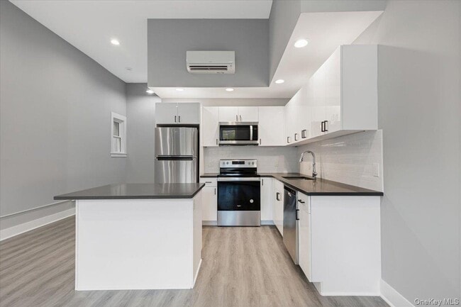 Photo - 47 Beekman Ave Unidad 32