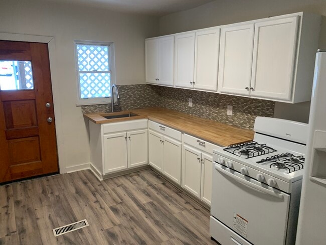 Building Photo - 318 W 8th Ave