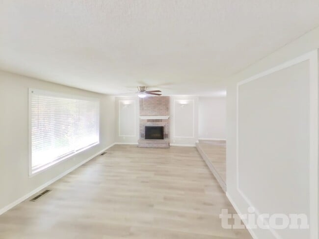 Photo - 3394 Tyee Pl NE