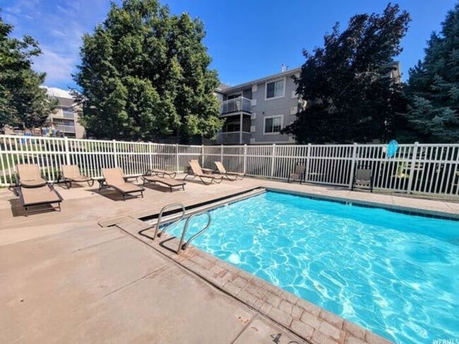 Building Photo - 3 Bedroom Top Floor Orem Condo w Awesome Amenities! Unit 1295