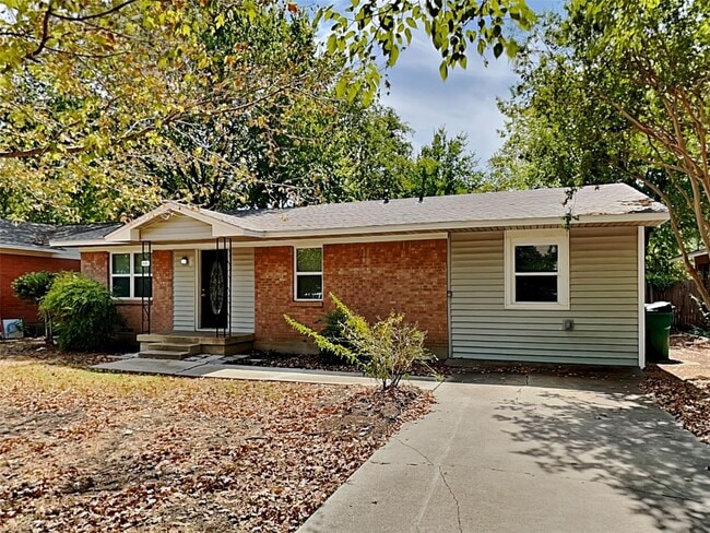 Building Photo - 3 BR/1BA |Single Family Home | Gated backyard| In Denton