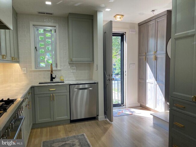 Photo - 704 3rd St SW