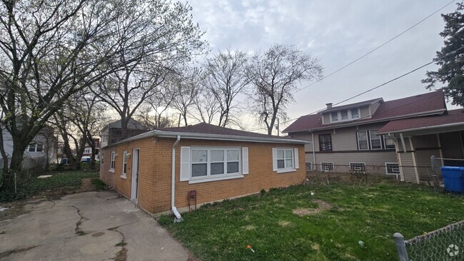 Building Photo - Single-Family 3BR/1.5BA Home – Yard, Pets ...